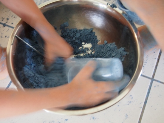 Making coloured artificial snow at home