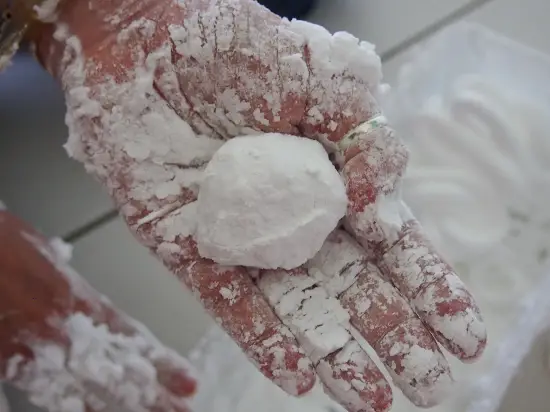 Making snowballs from cornflour and shaving cream