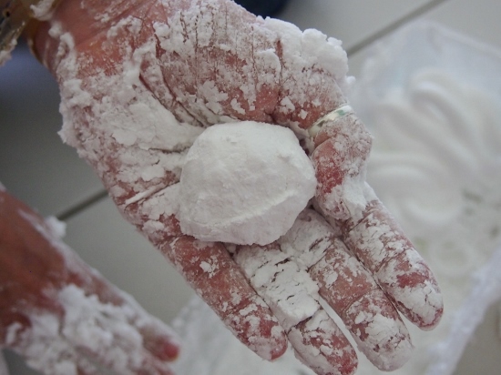 Making snowballs from cornflour and shaving cream